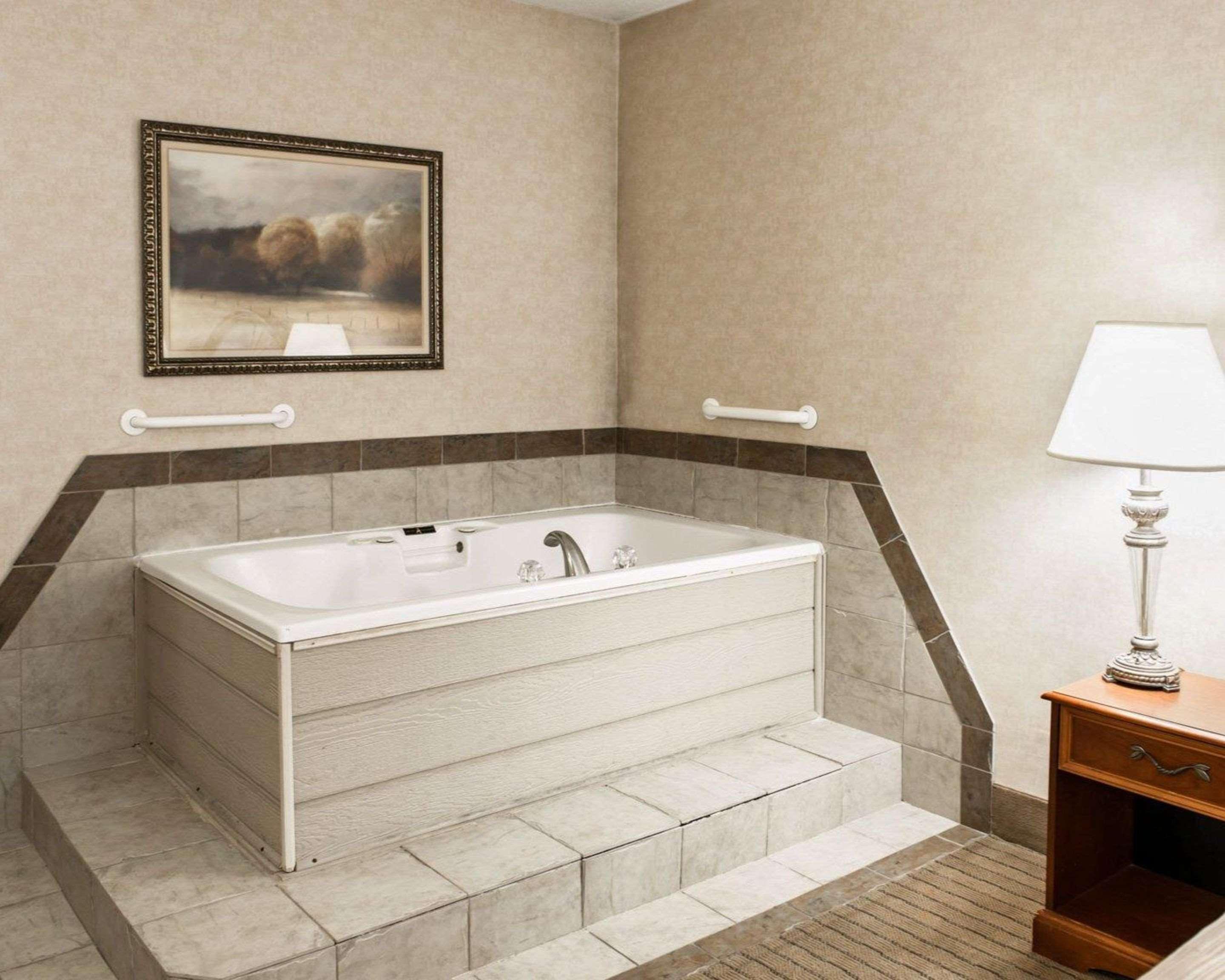 Quality Inn Каслтон Екстер'єр фото