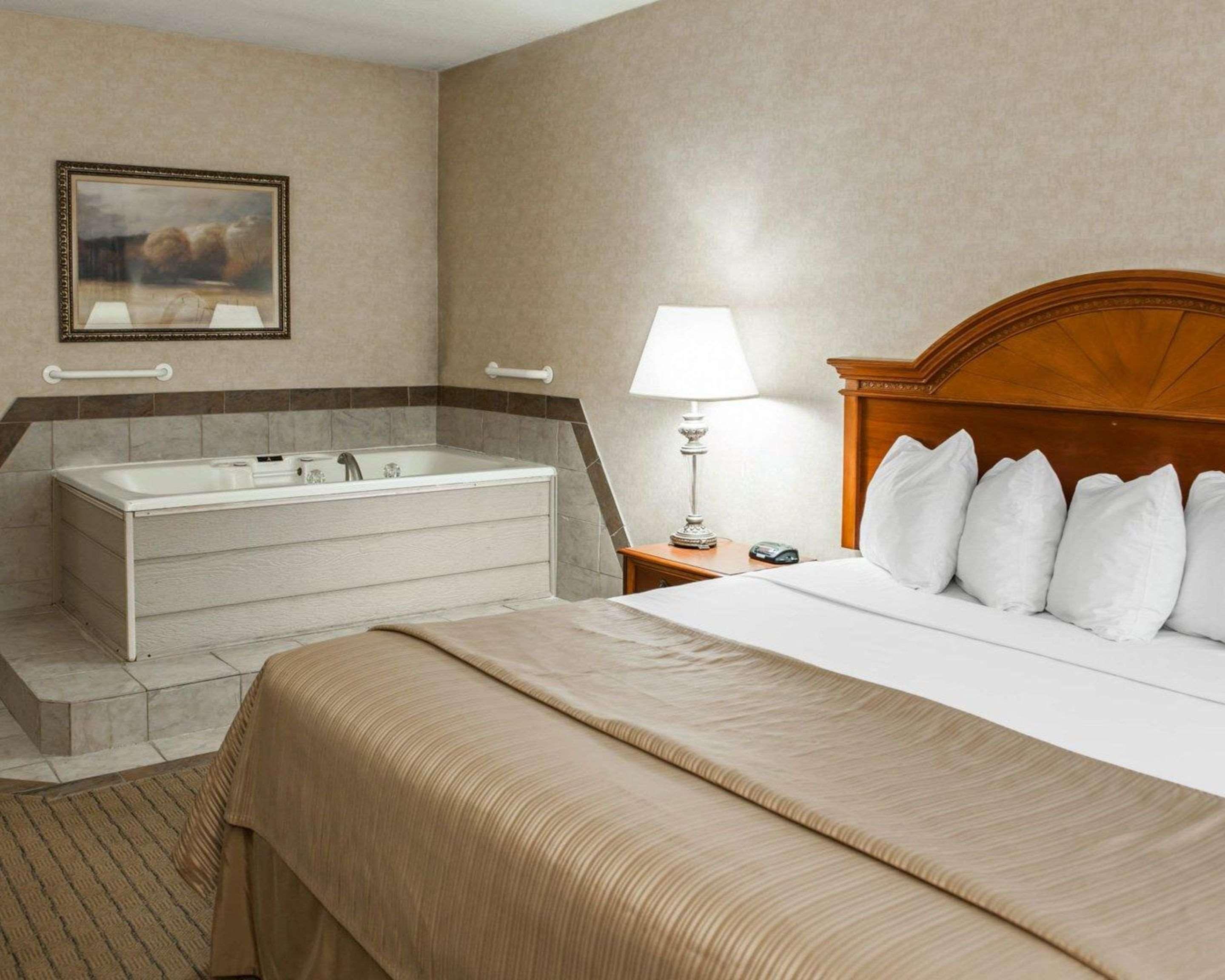 Quality Inn Каслтон Екстер'єр фото