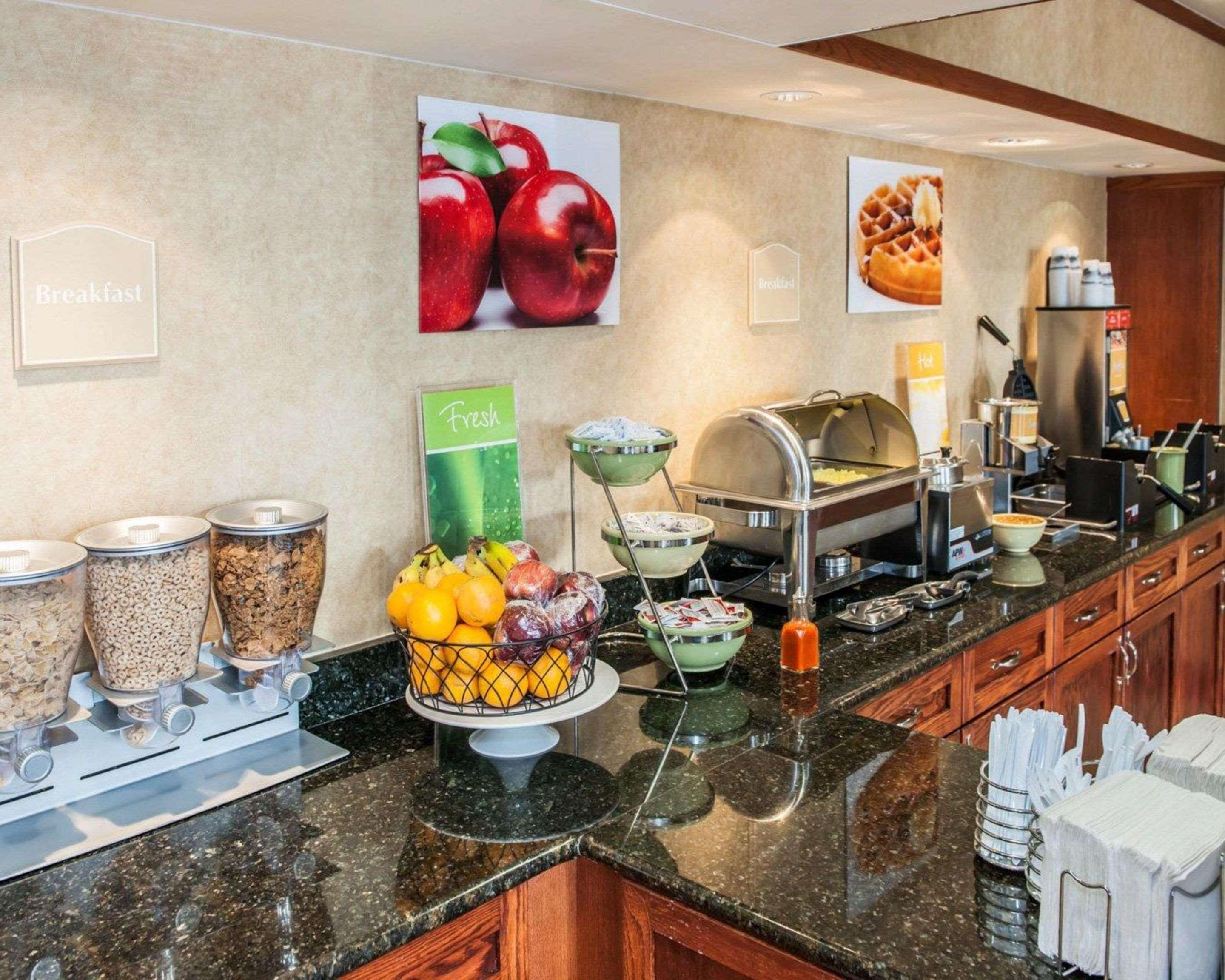Quality Inn Каслтон Екстер'єр фото