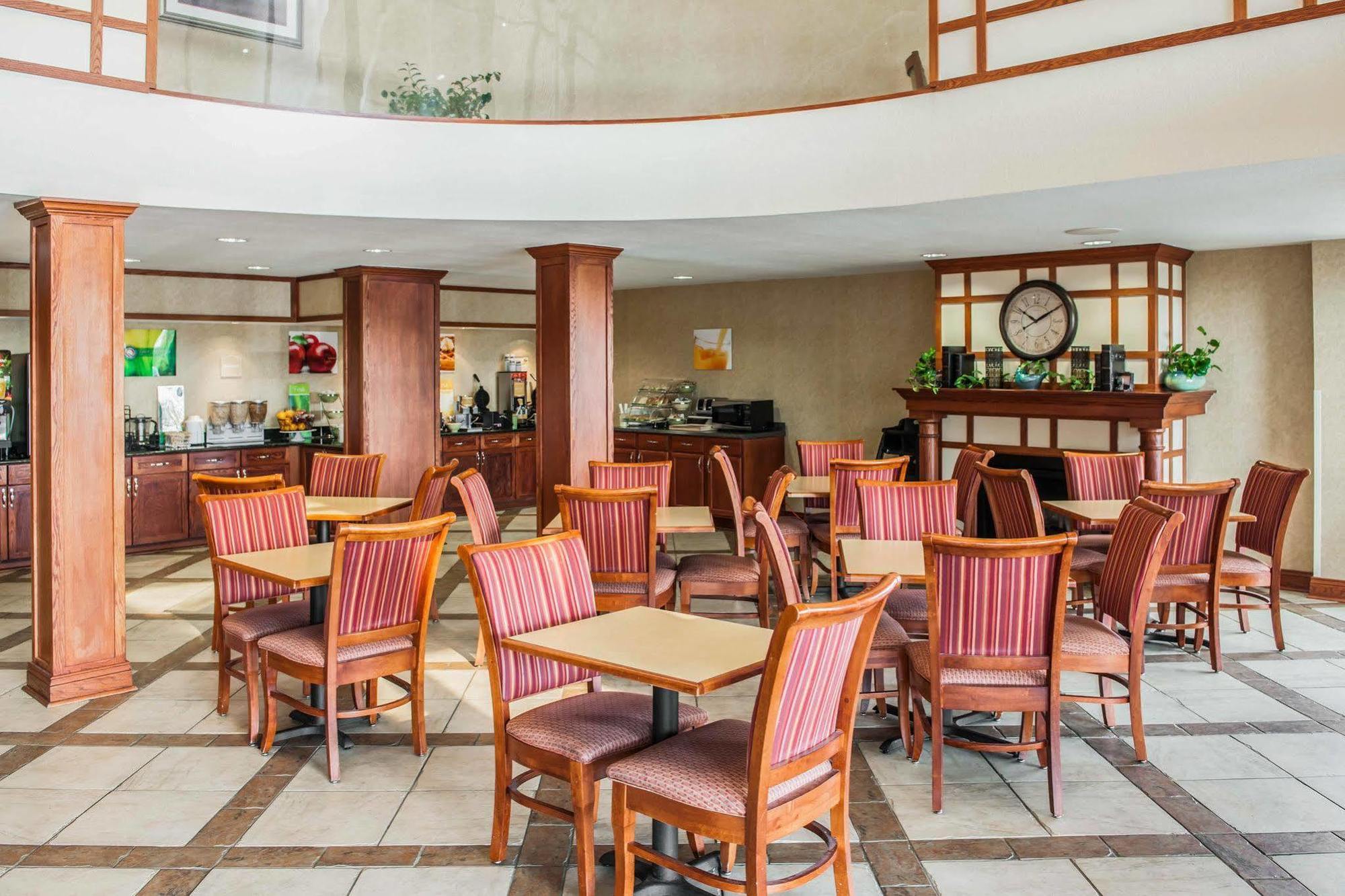 Quality Inn Каслтон Екстер'єр фото