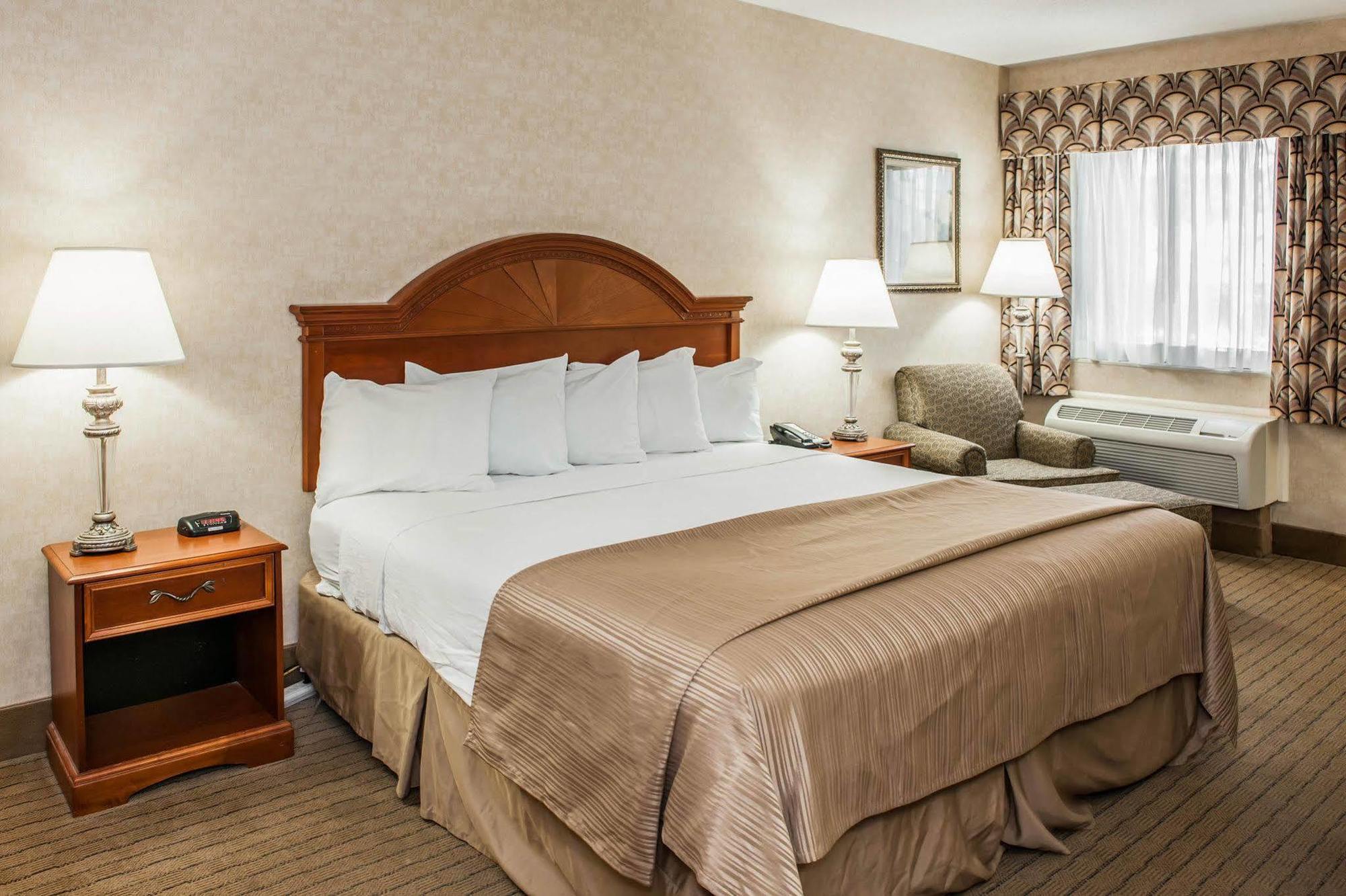 Quality Inn Каслтон Екстер'єр фото