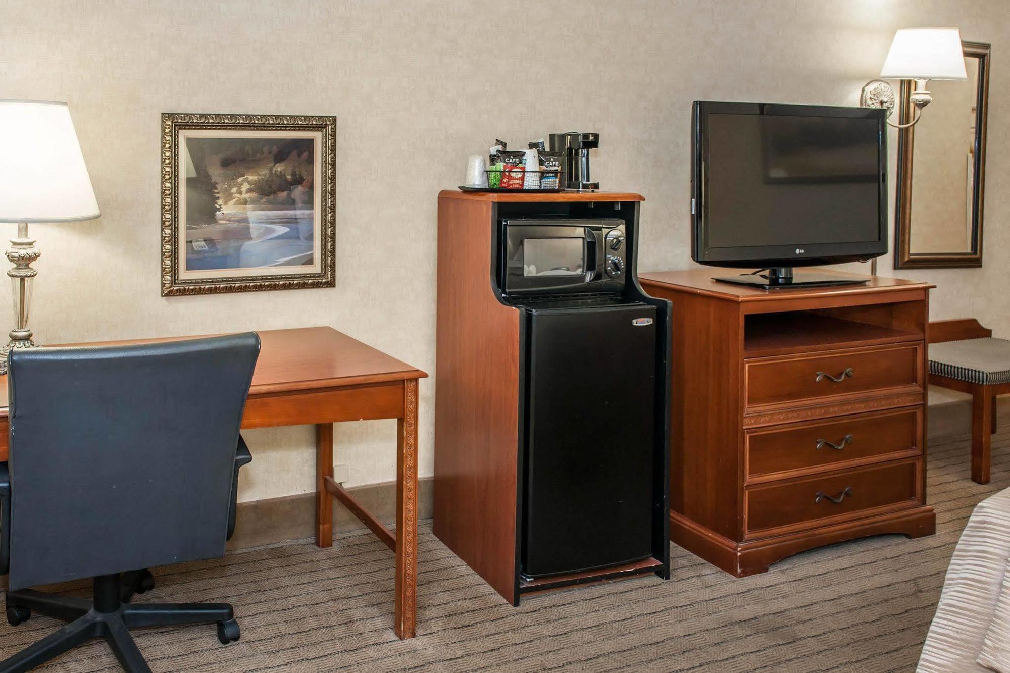 Quality Inn Каслтон Екстер'єр фото