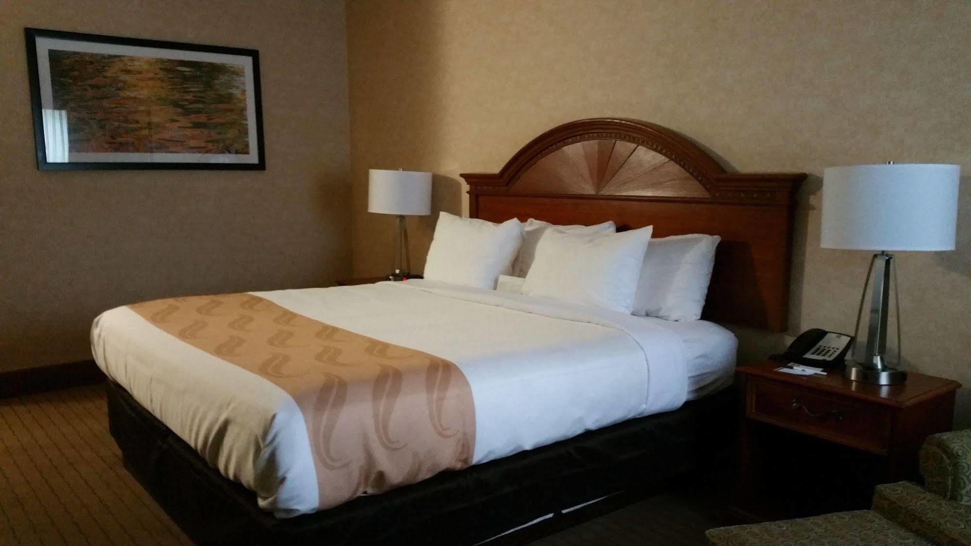 Quality Inn Каслтон Екстер'єр фото