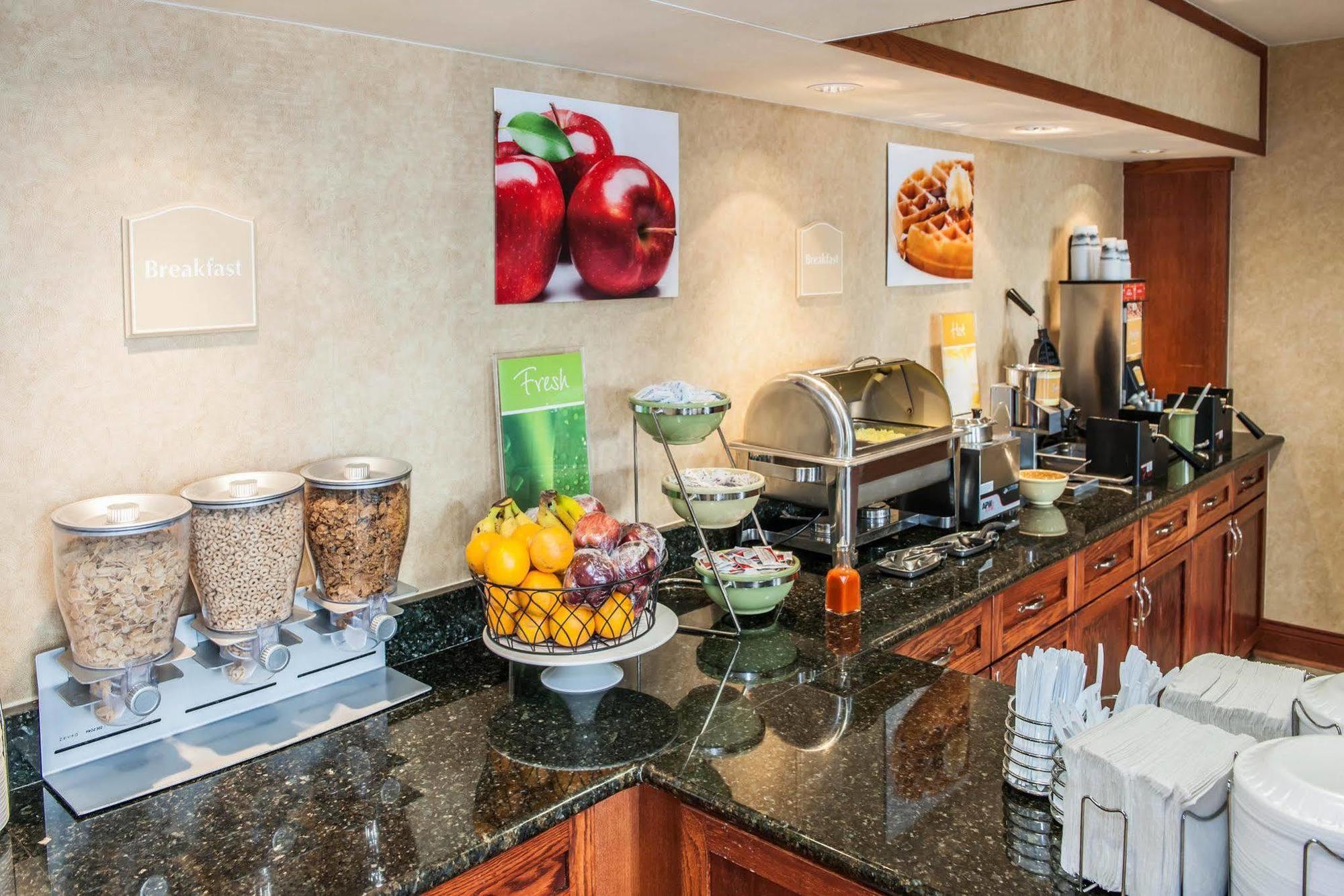 Quality Inn Каслтон Екстер'єр фото