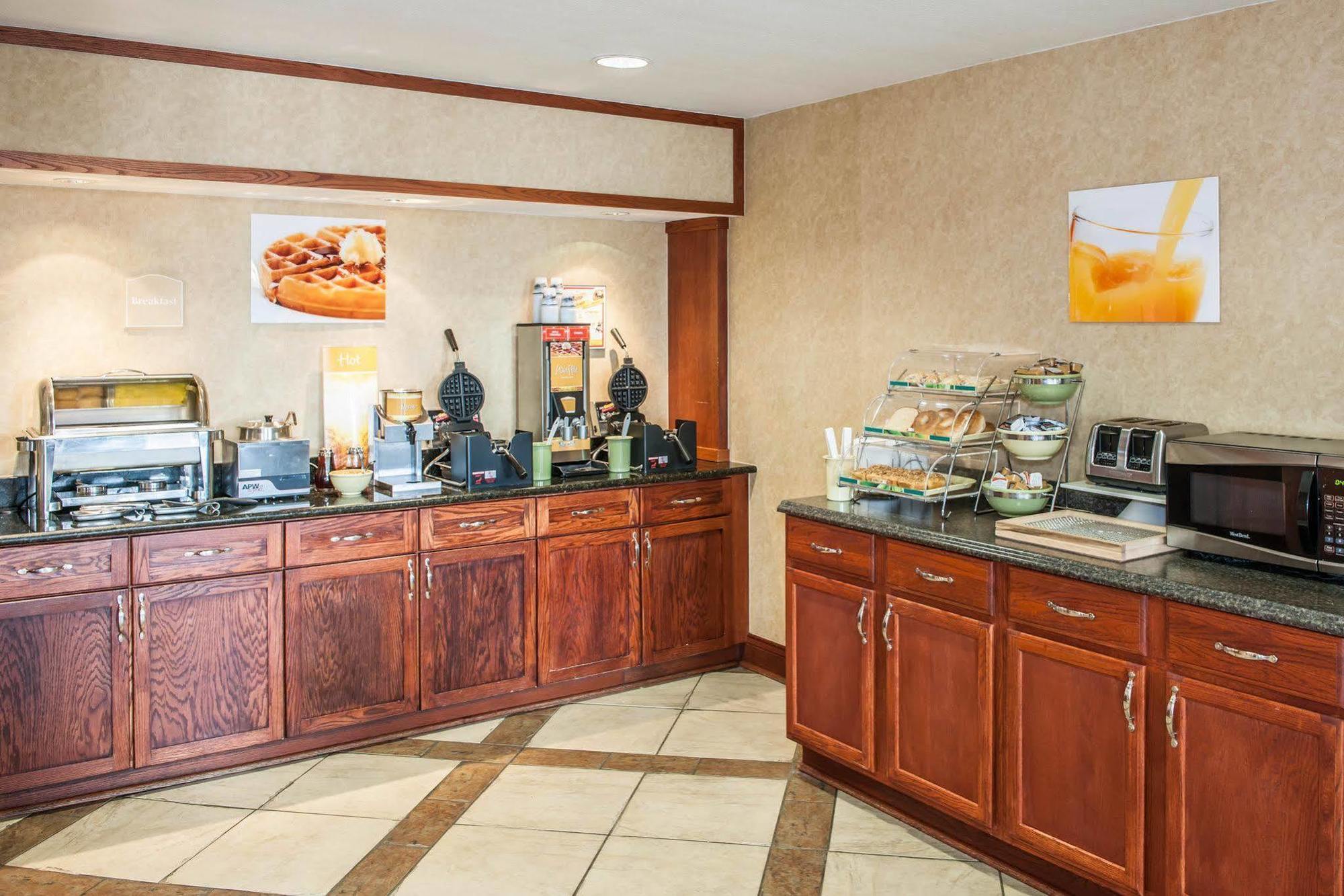 Quality Inn Каслтон Екстер'єр фото